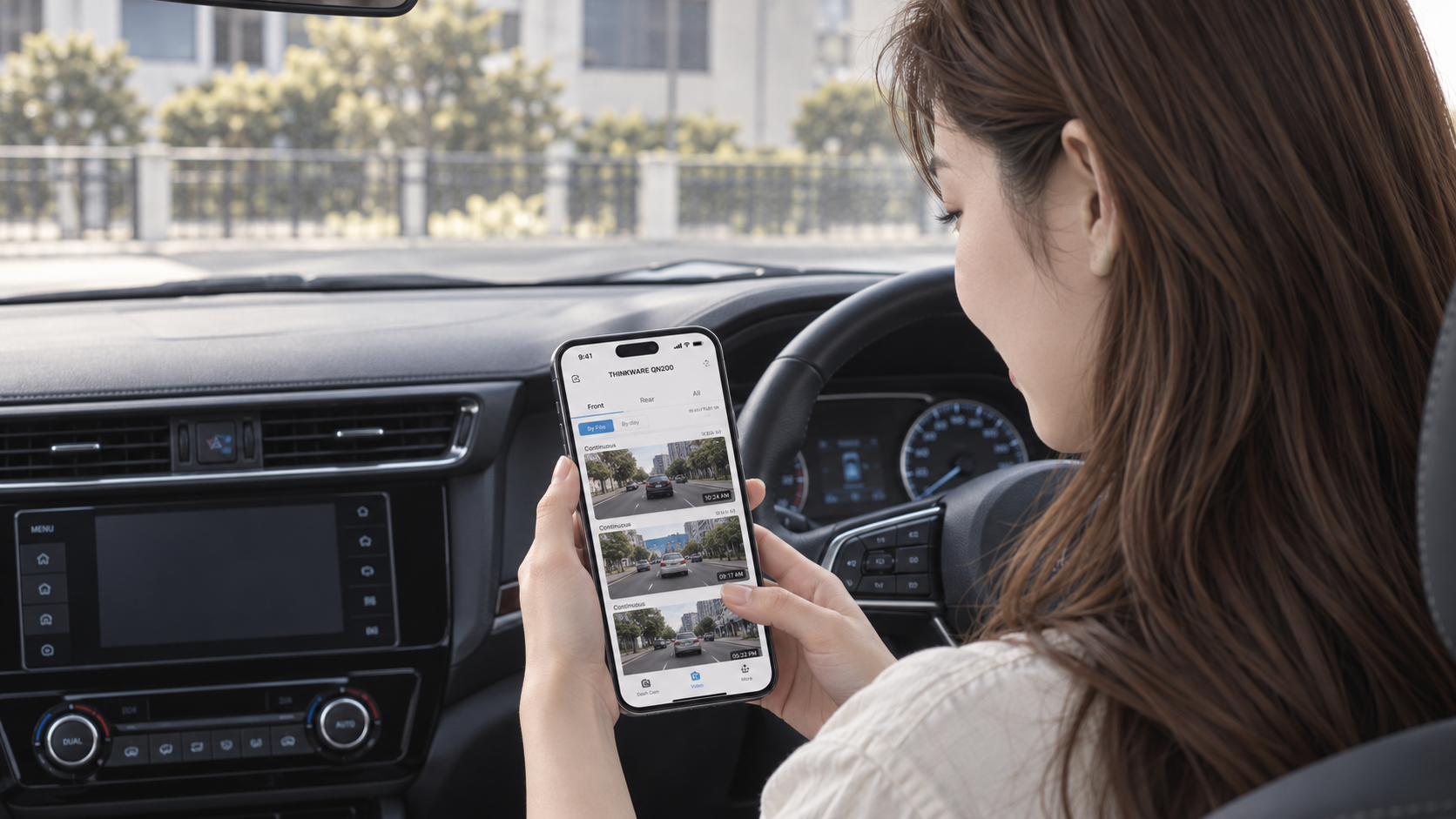 車内でスマートフォンから録画映像の一覧を確認する使用イメージ